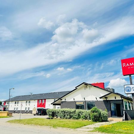 Ramada By Wyndham Dawson Creek Hotel Bagian luar foto