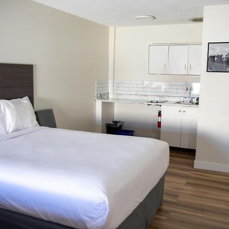 Ramada By Wyndham Dawson Creek Hotel Bagian luar foto