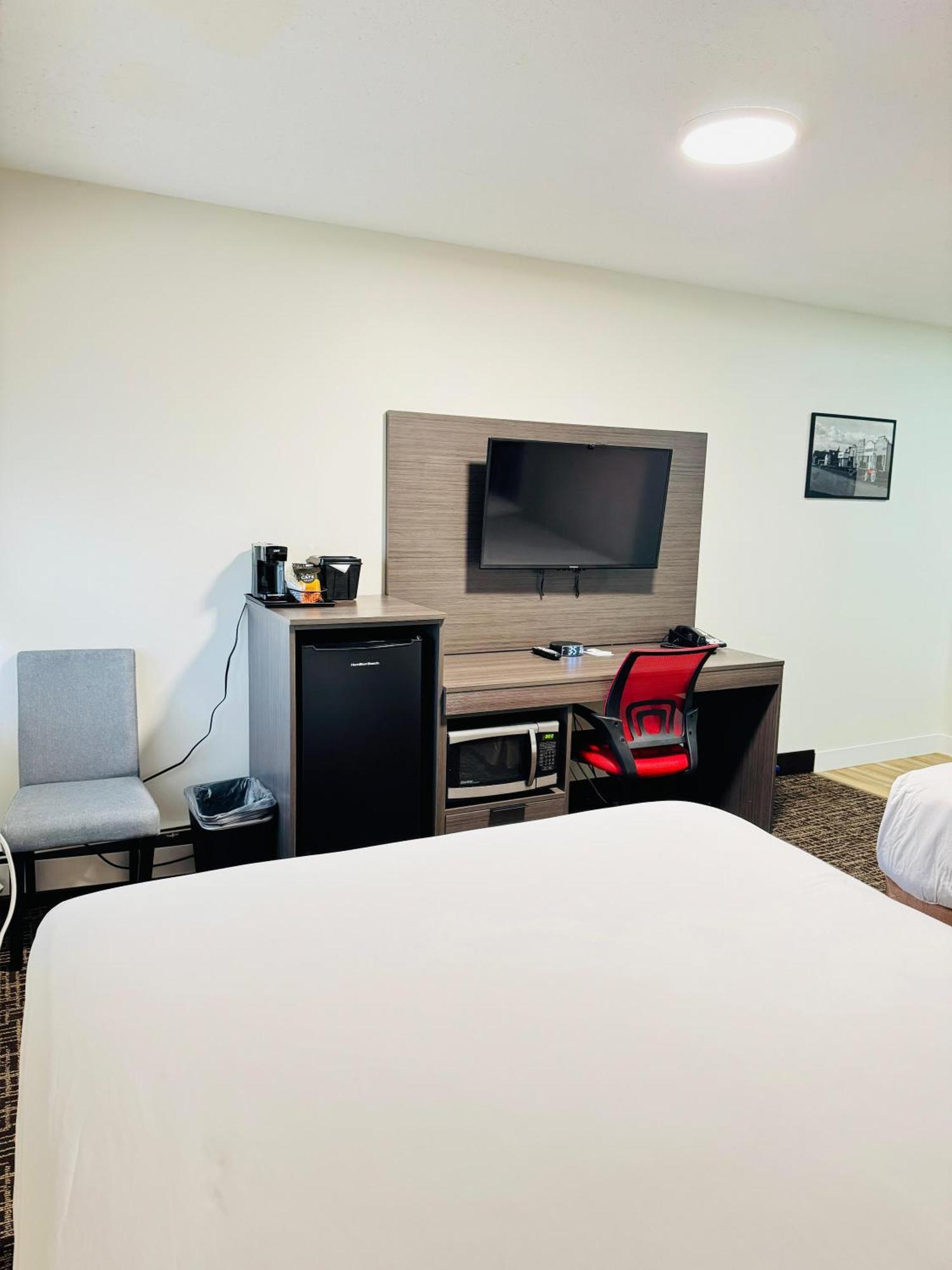 Ramada By Wyndham Dawson Creek Hotel Bagian luar foto