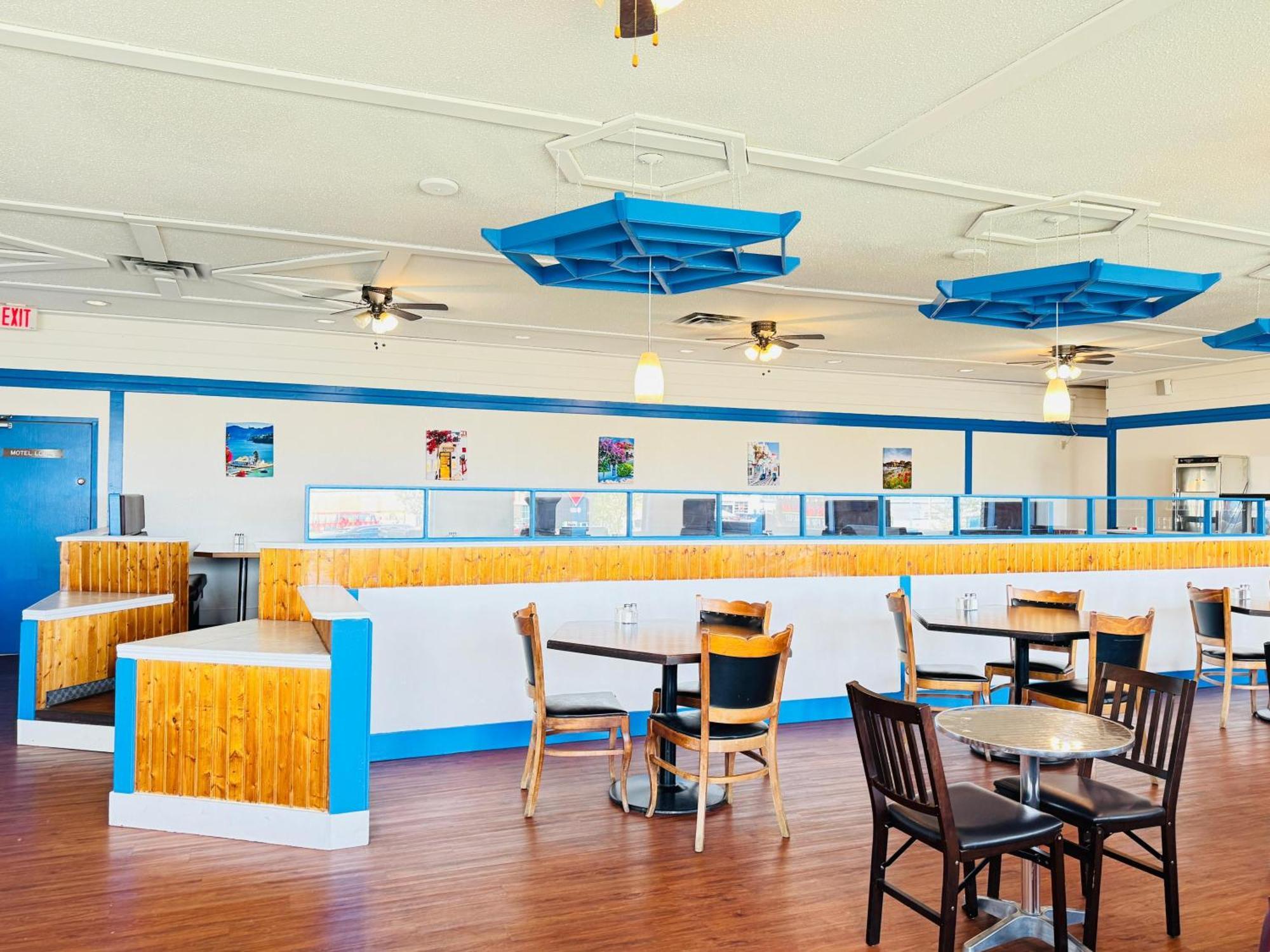 Ramada By Wyndham Dawson Creek Hotel Bagian luar foto