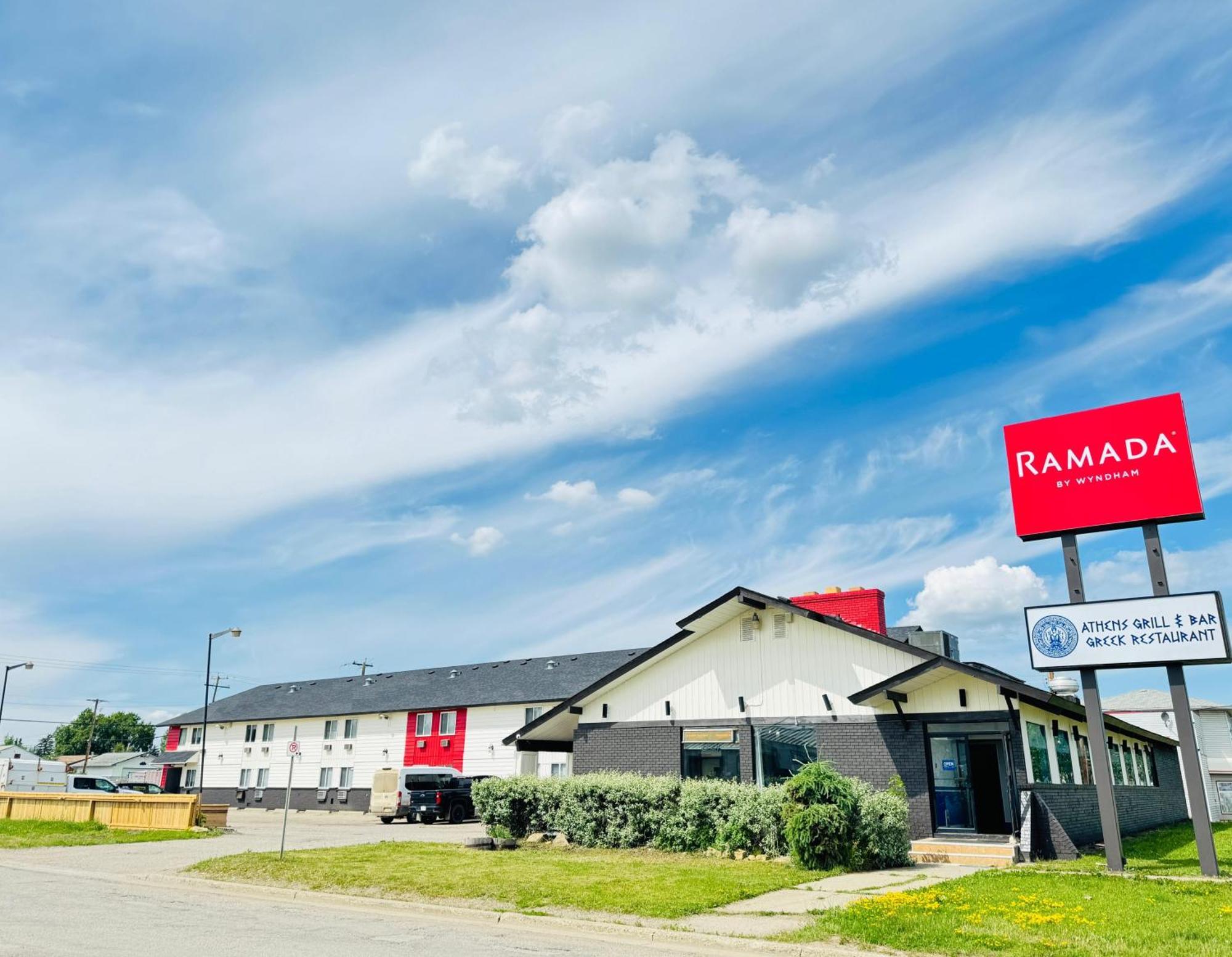 Ramada By Wyndham Dawson Creek Hotel Bagian luar foto