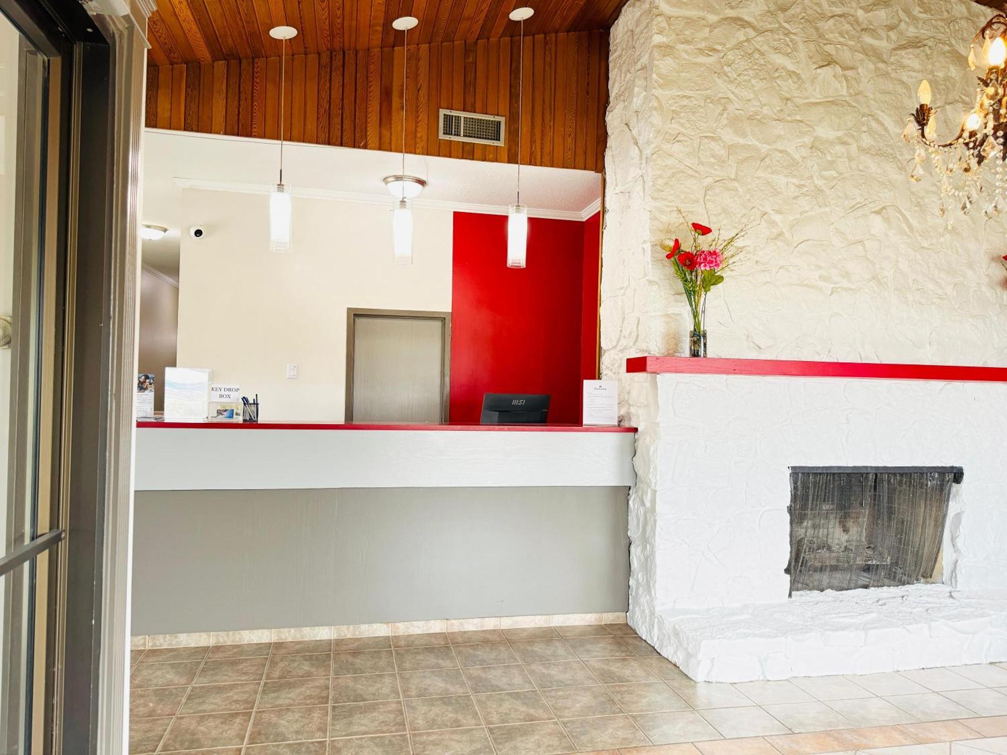 Ramada By Wyndham Dawson Creek Hotel Bagian luar foto