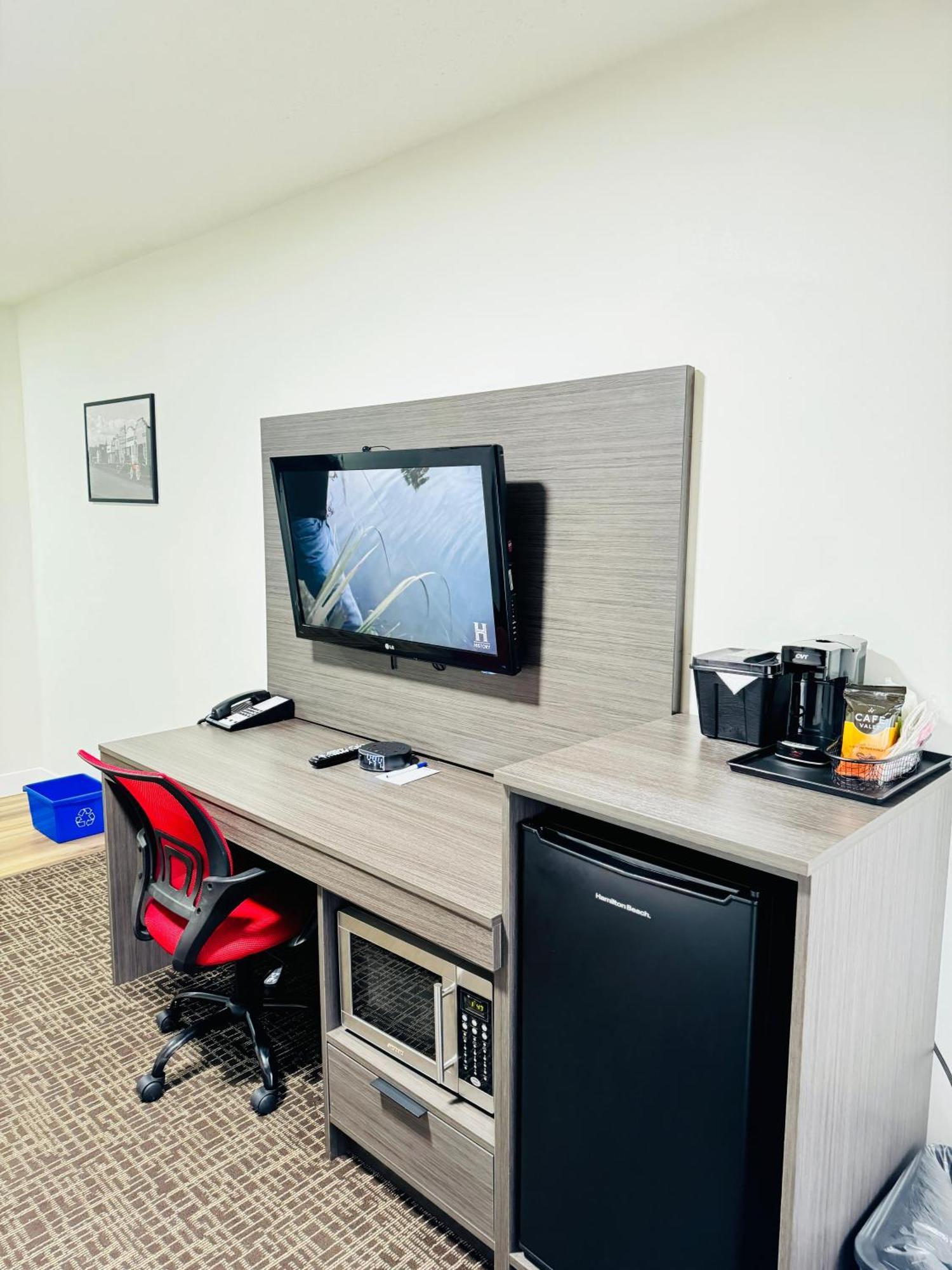 Ramada By Wyndham Dawson Creek Hotel Bagian luar foto