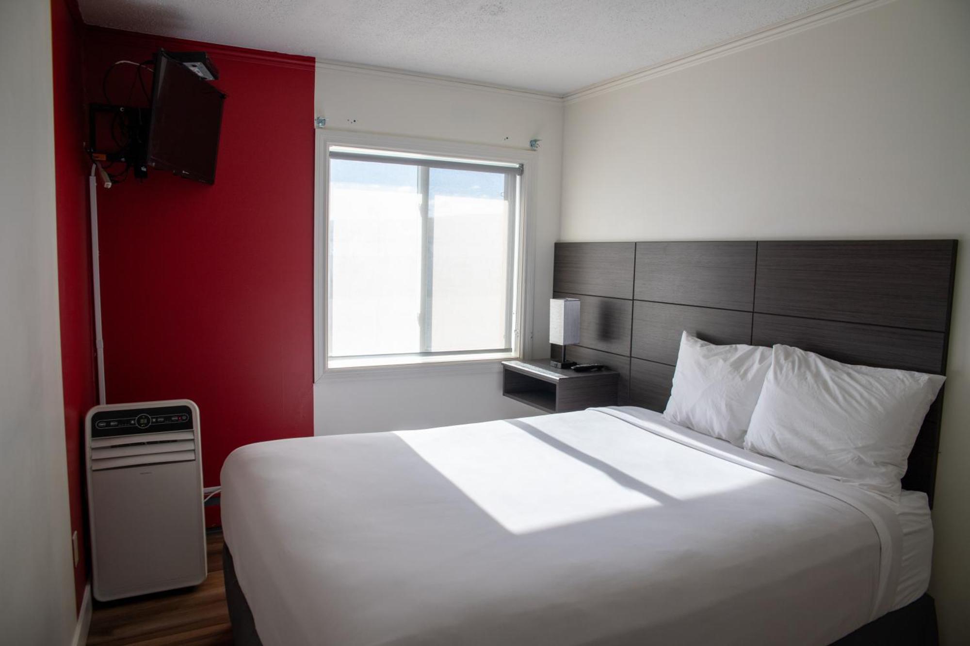 Ramada By Wyndham Dawson Creek Hotel Bagian luar foto