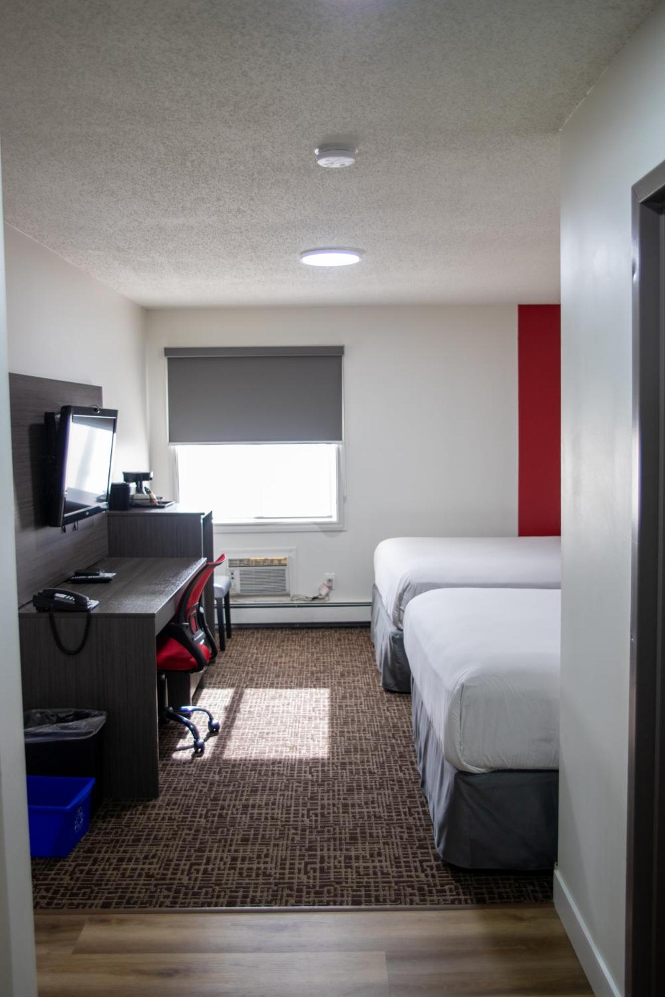 Ramada By Wyndham Dawson Creek Hotel Bagian luar foto