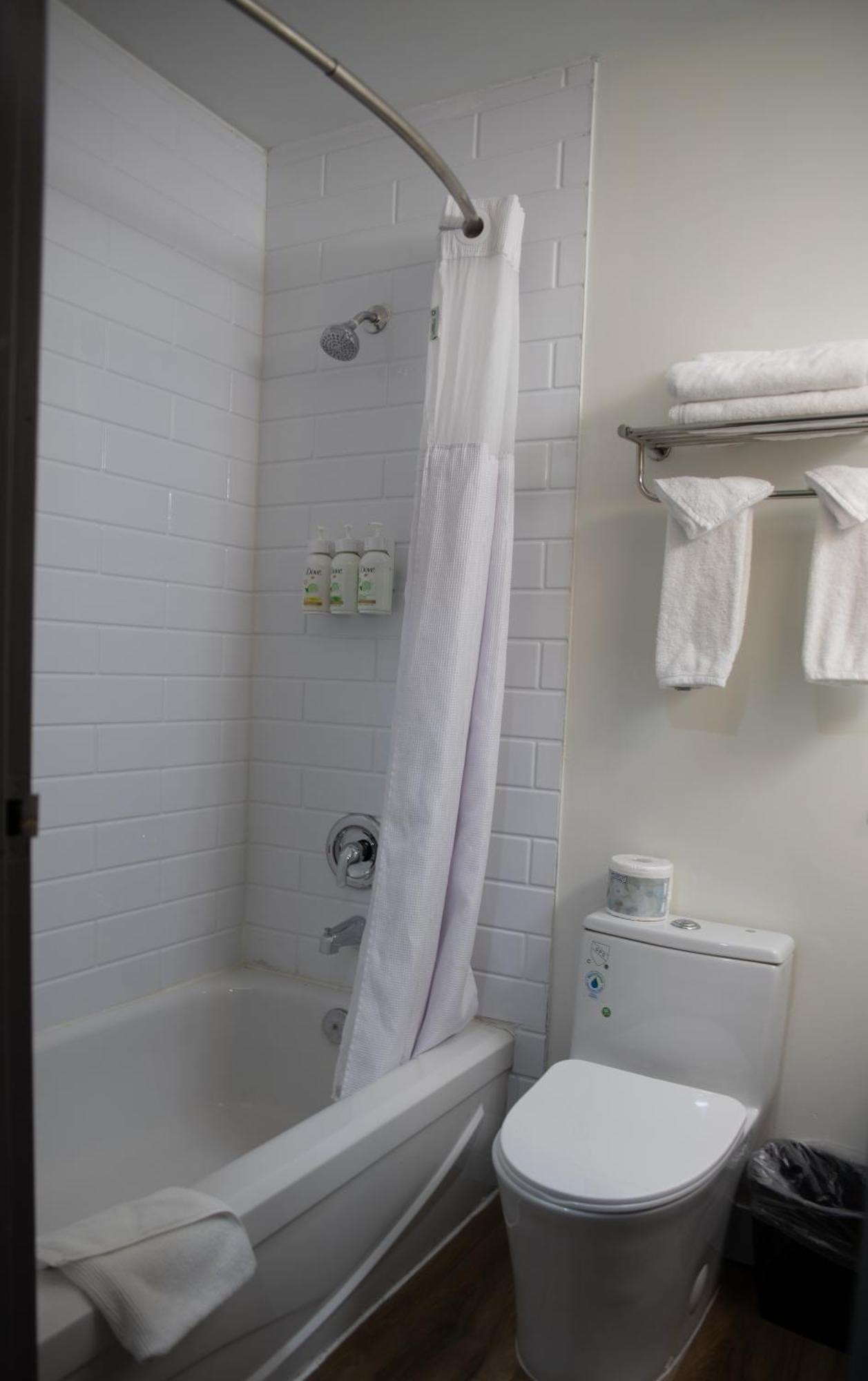 Ramada By Wyndham Dawson Creek Hotel Bagian luar foto