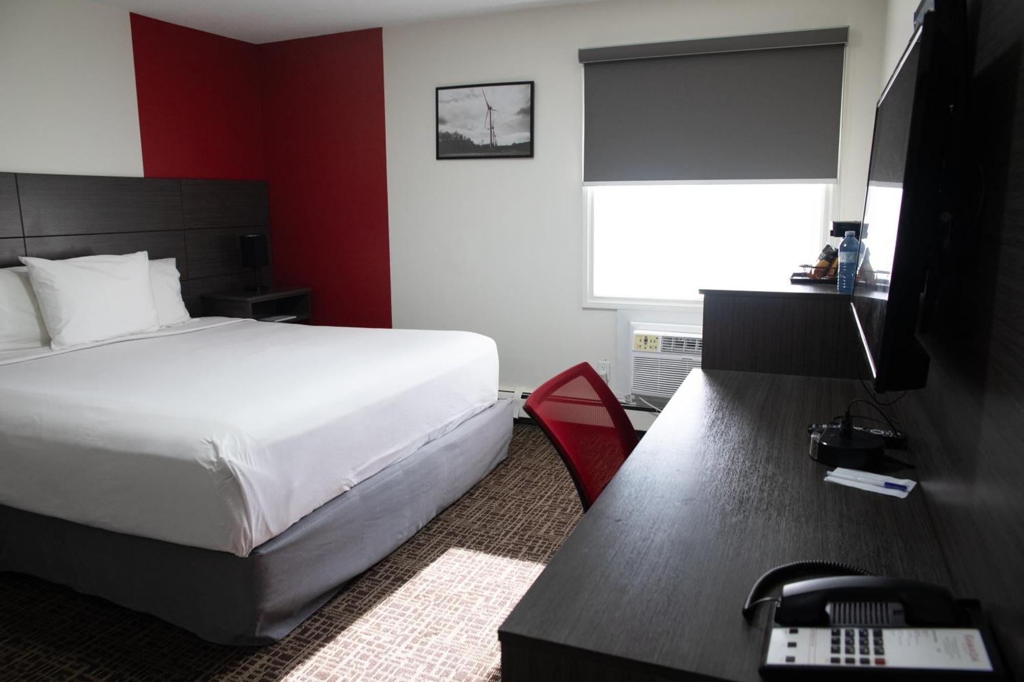 Ramada By Wyndham Dawson Creek Hotel Bagian luar foto
