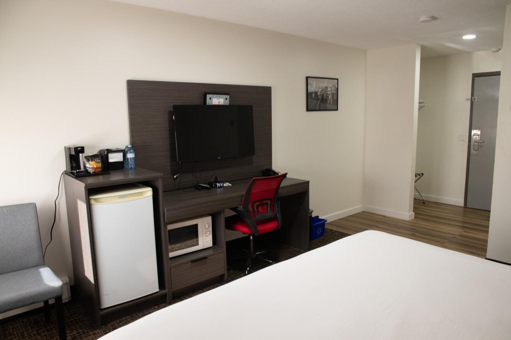 Ramada By Wyndham Dawson Creek Hotel Bagian luar foto