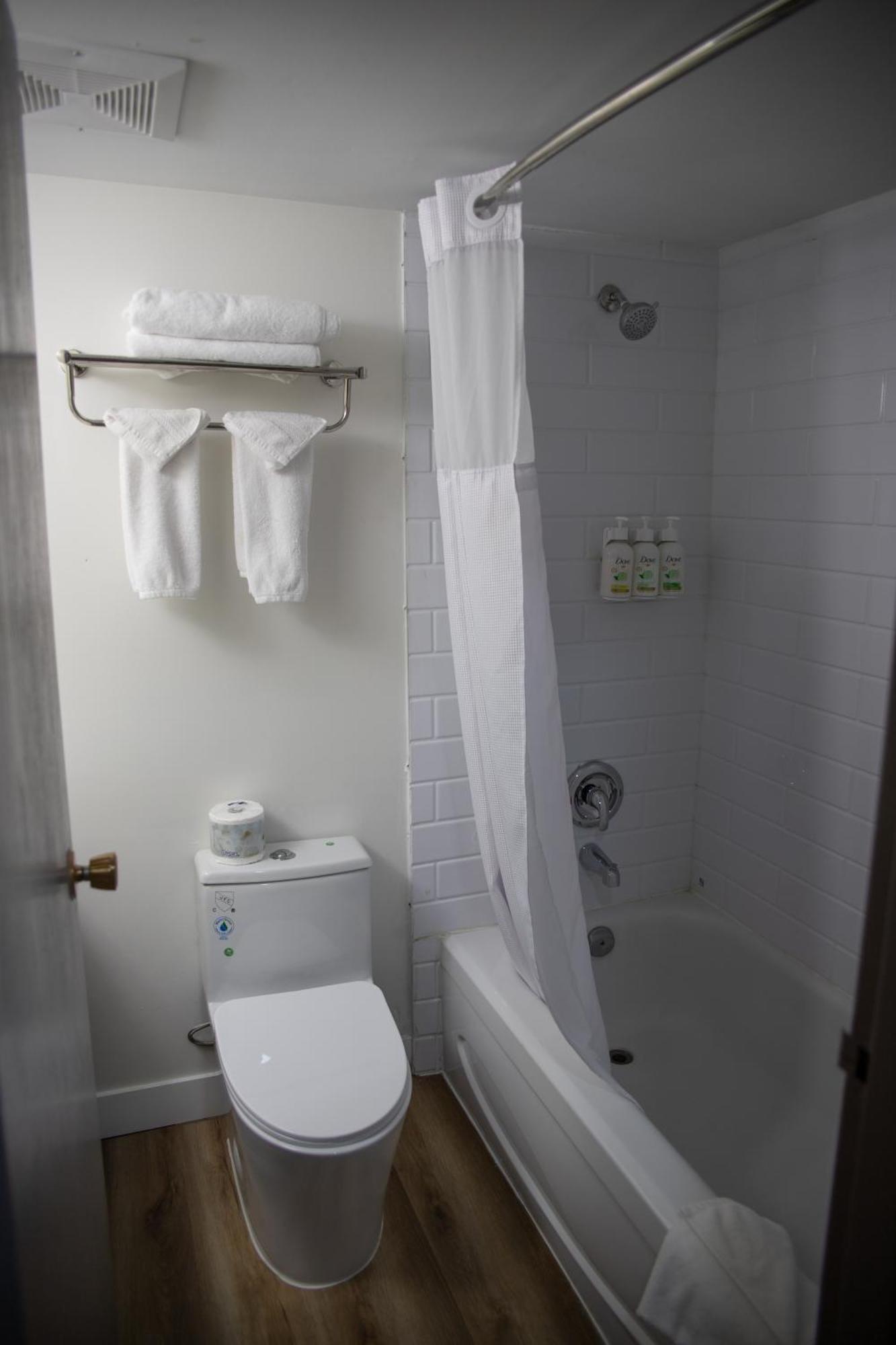 Ramada By Wyndham Dawson Creek Hotel Bagian luar foto