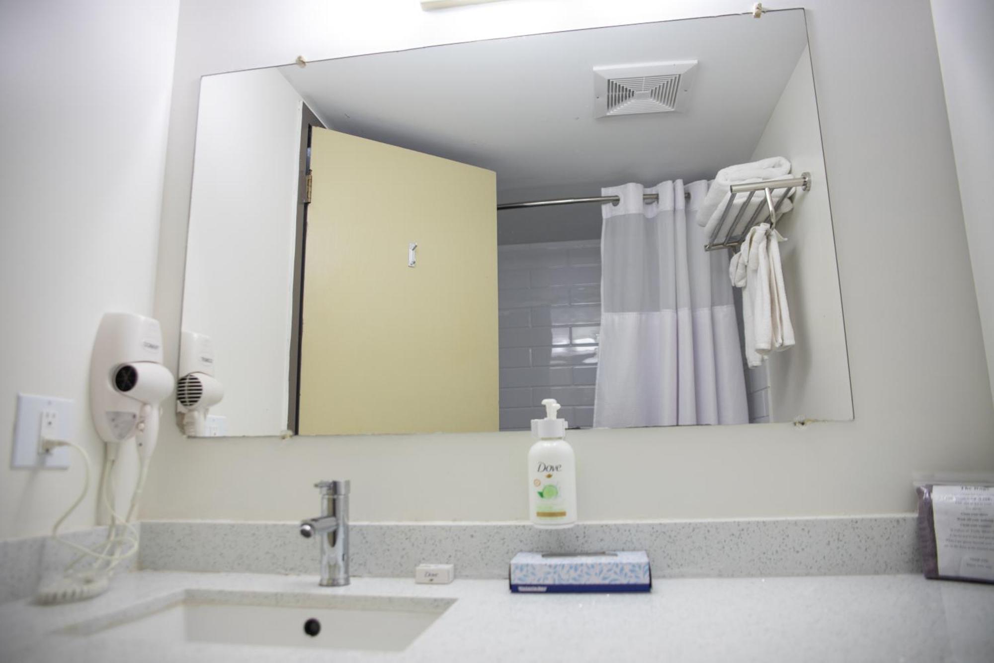 Ramada By Wyndham Dawson Creek Hotel Bagian luar foto