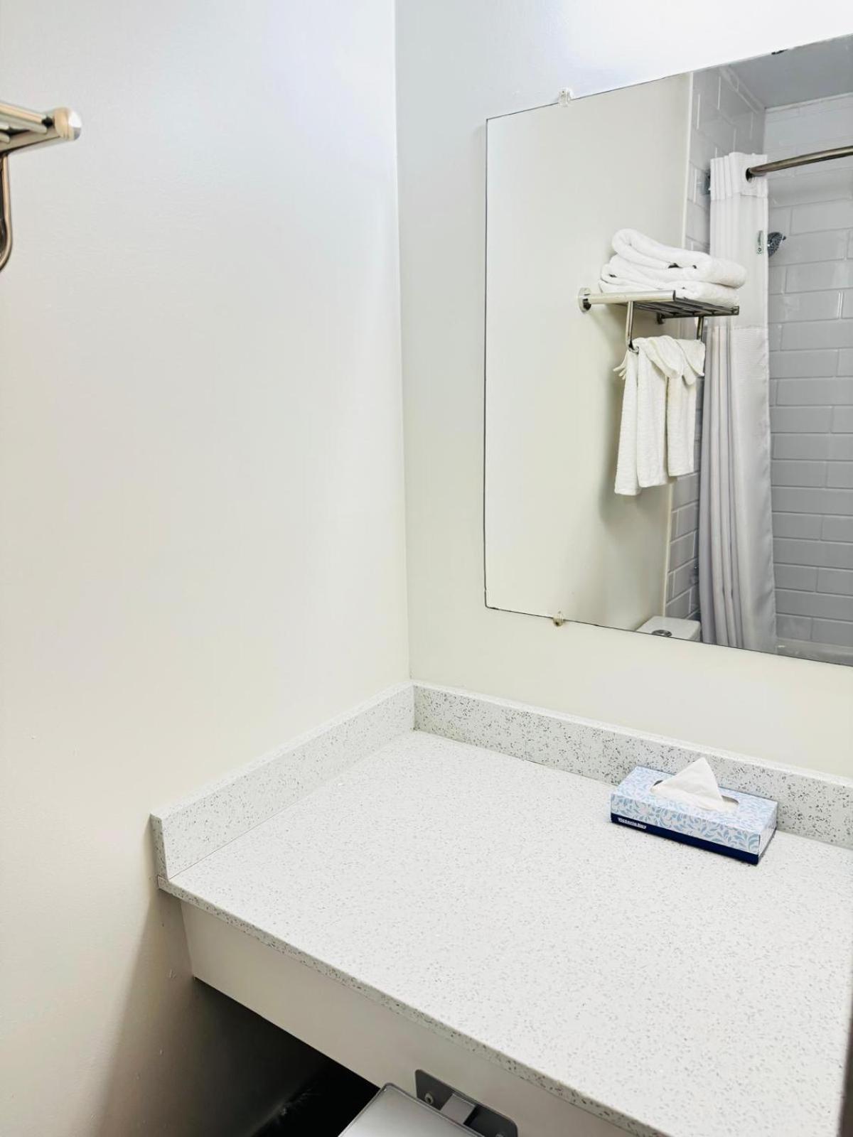 Ramada By Wyndham Dawson Creek Hotel Bagian luar foto