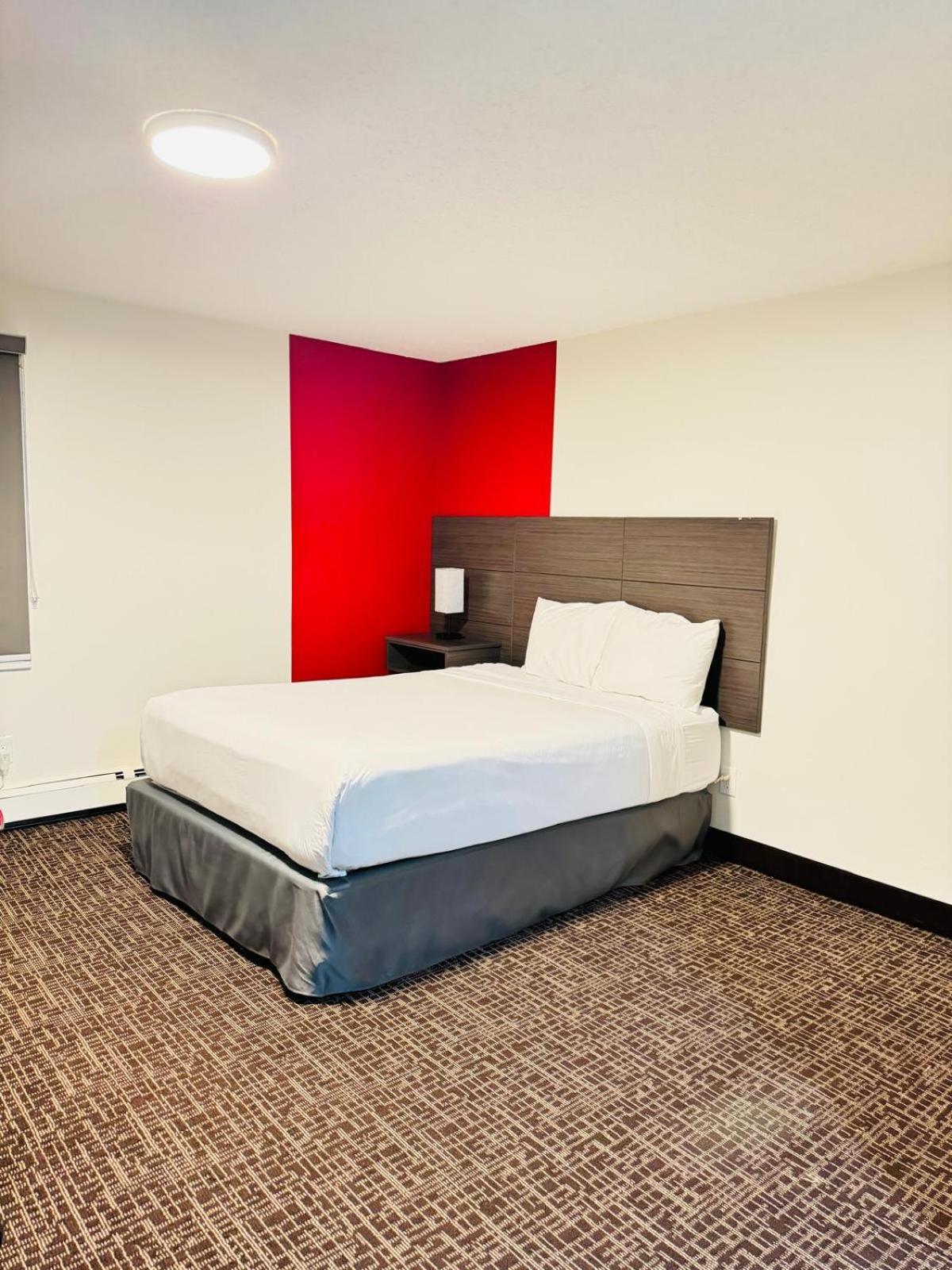Ramada By Wyndham Dawson Creek Hotel Bagian luar foto
