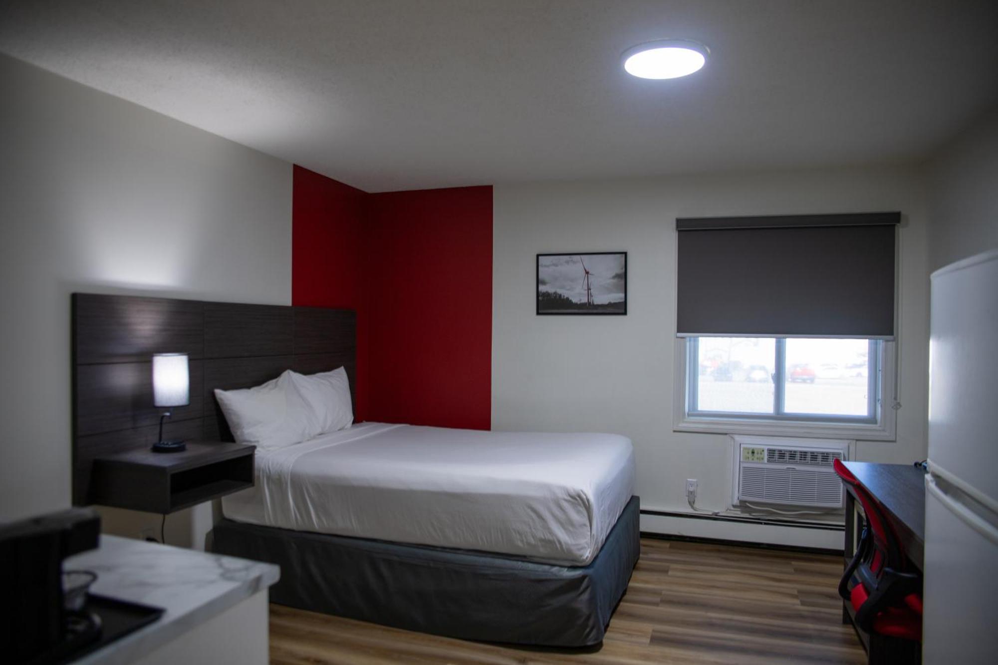 Ramada By Wyndham Dawson Creek Hotel Bagian luar foto