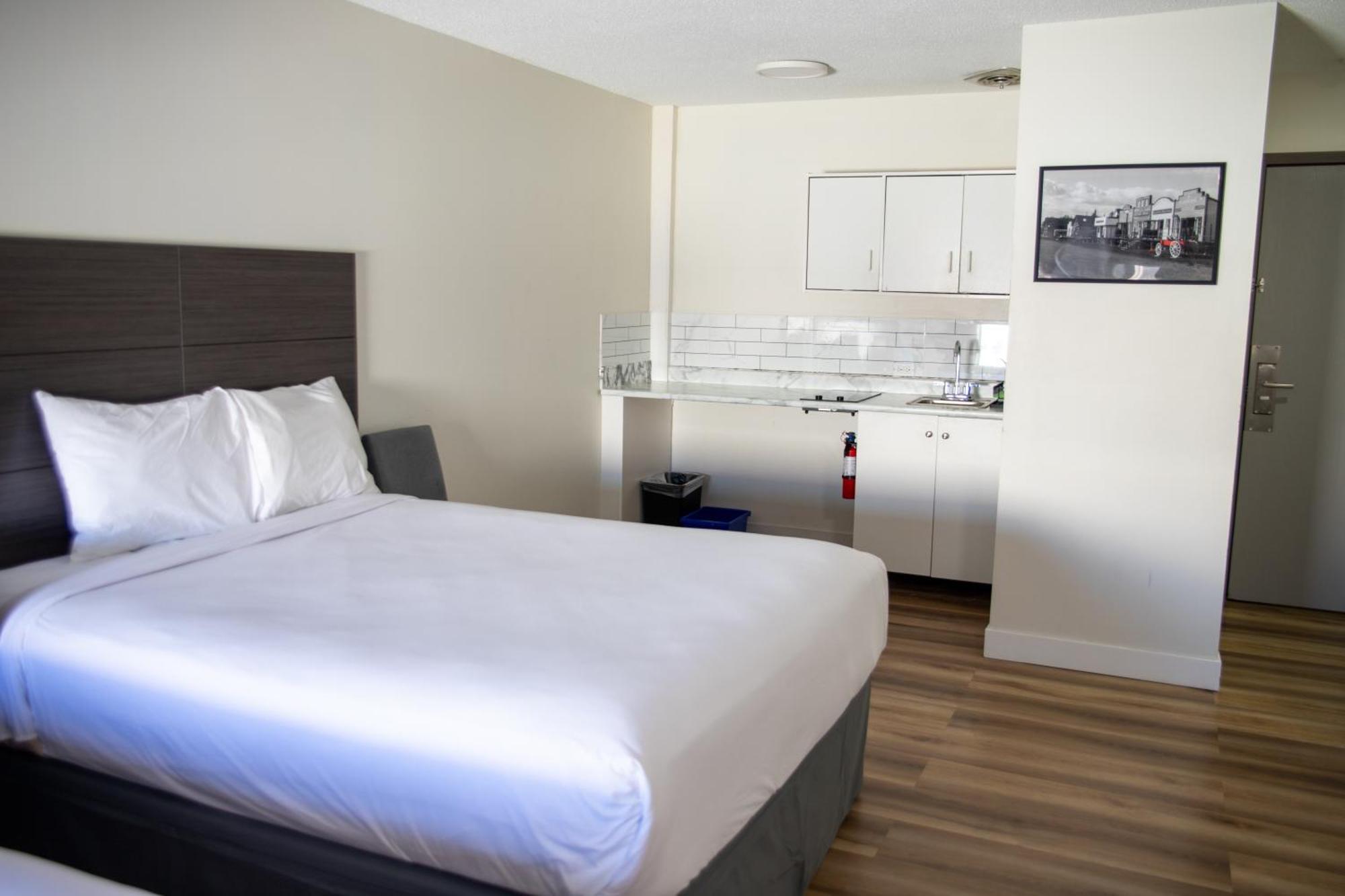 Ramada By Wyndham Dawson Creek Hotel Bagian luar foto