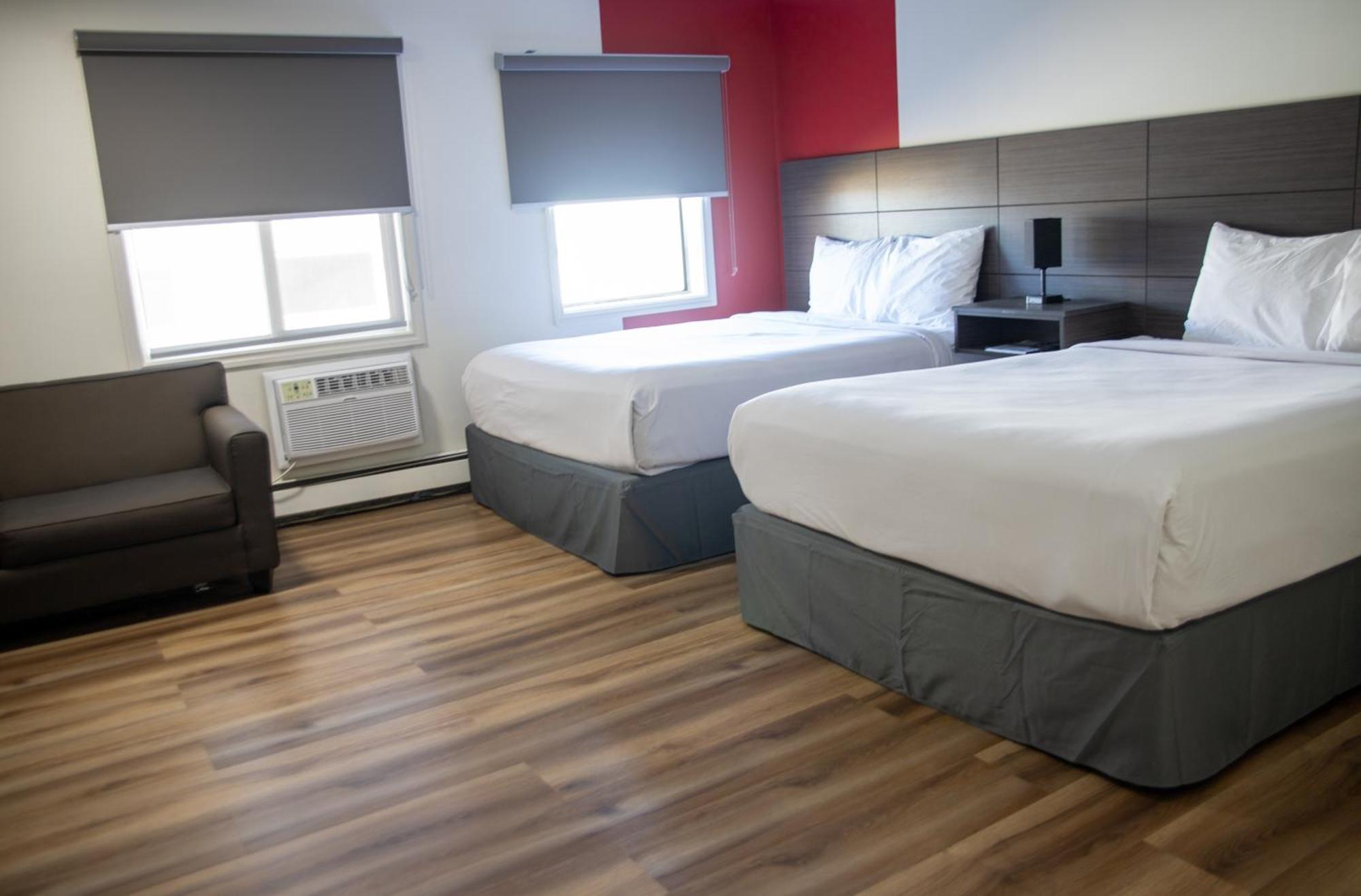 Ramada By Wyndham Dawson Creek Hotel Bagian luar foto