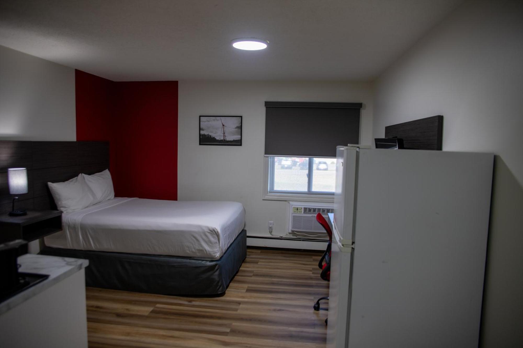 Ramada By Wyndham Dawson Creek Hotel Bagian luar foto