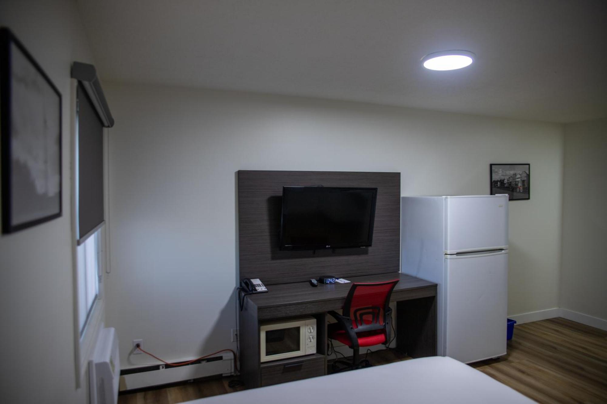 Ramada By Wyndham Dawson Creek Hotel Bagian luar foto