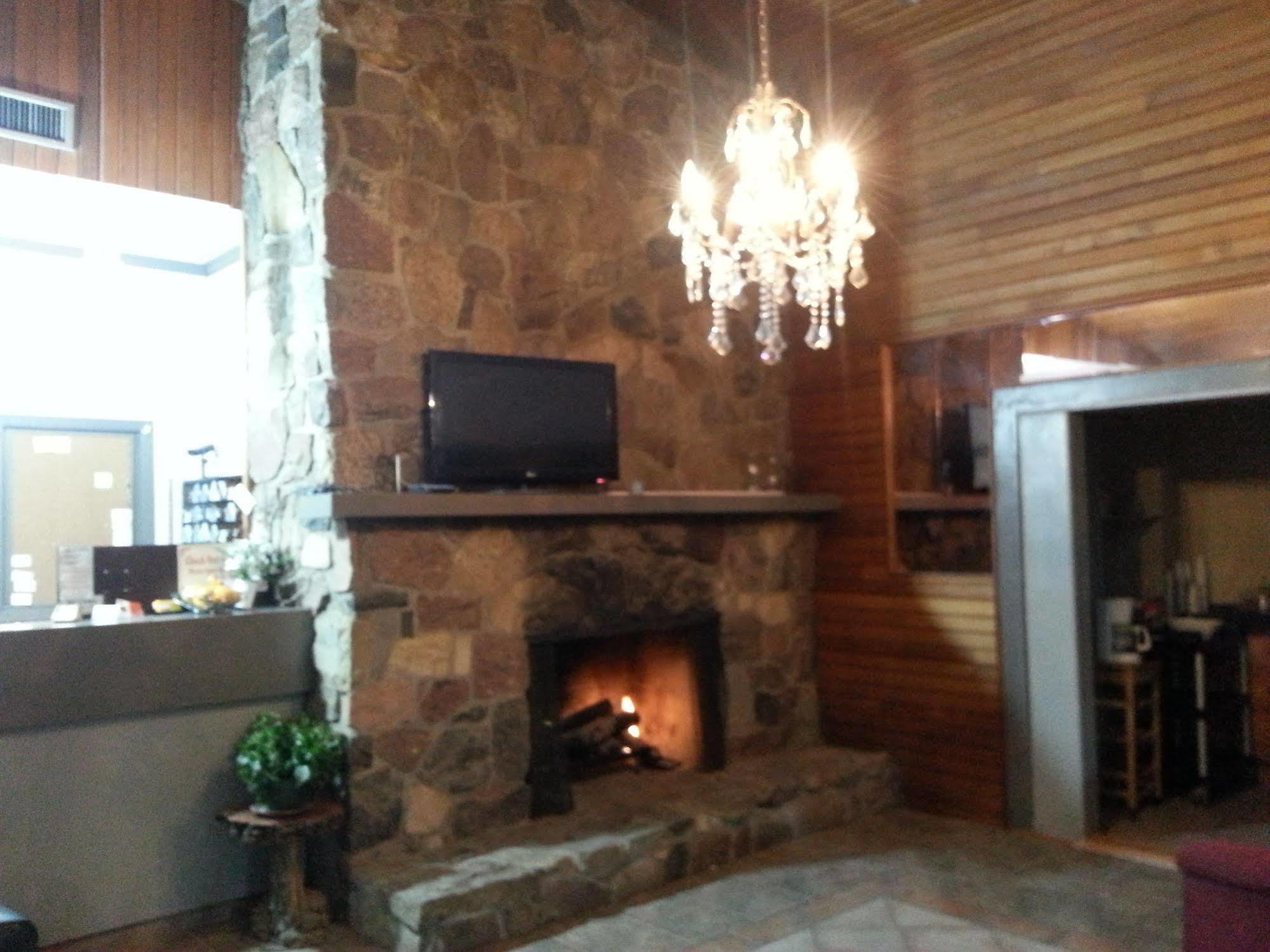 Ramada By Wyndham Dawson Creek Hotel Bagian luar foto