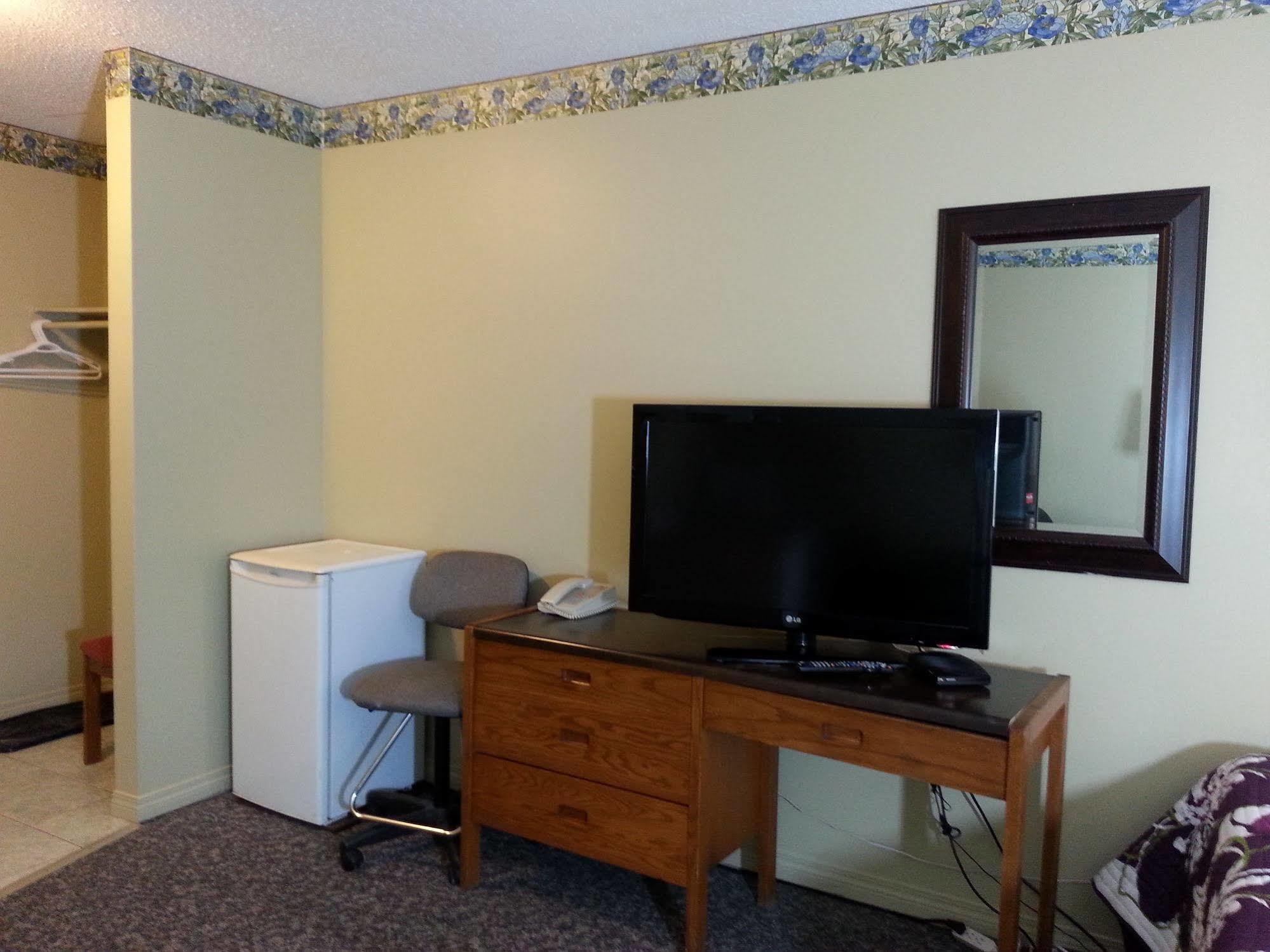 Ramada By Wyndham Dawson Creek Hotel Bagian luar foto