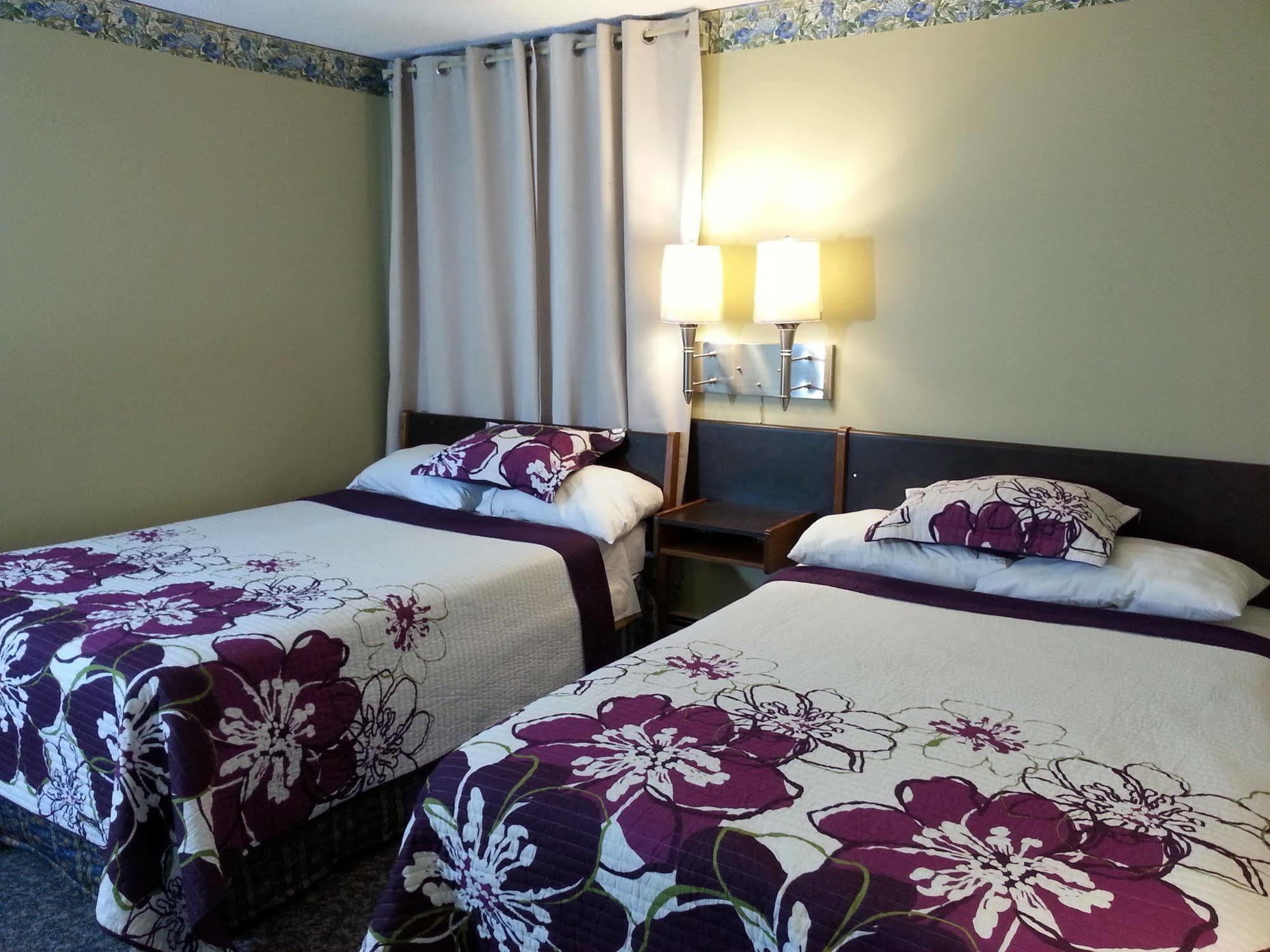 Ramada By Wyndham Dawson Creek Hotel Bagian luar foto