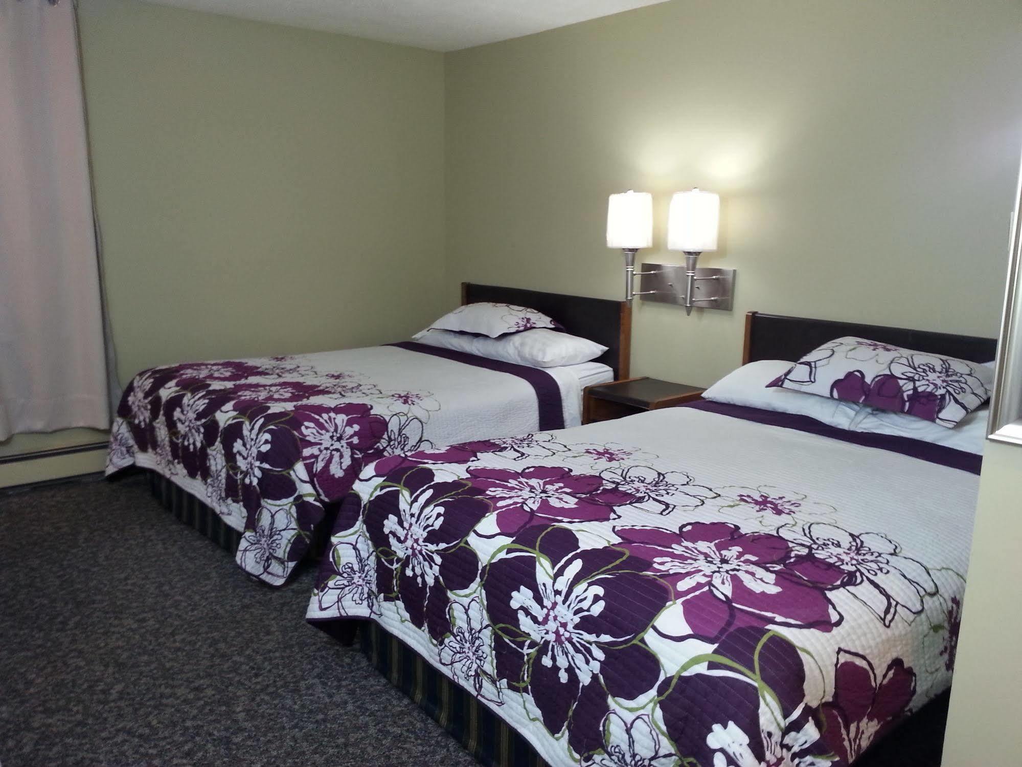 Ramada By Wyndham Dawson Creek Hotel Bagian luar foto