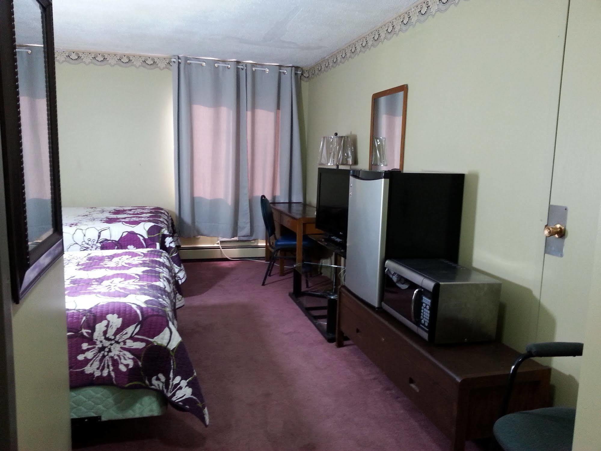 Ramada By Wyndham Dawson Creek Hotel Bagian luar foto