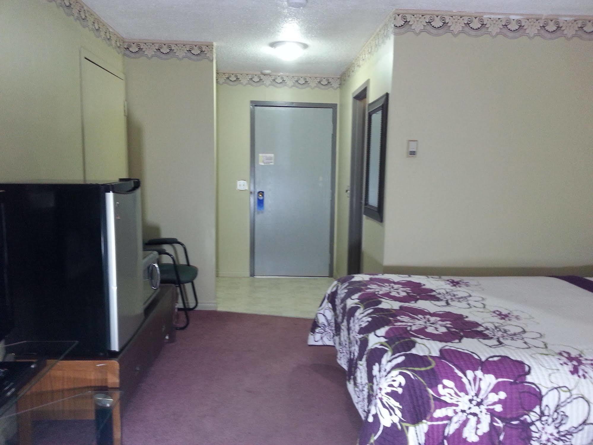 Ramada By Wyndham Dawson Creek Hotel Bagian luar foto