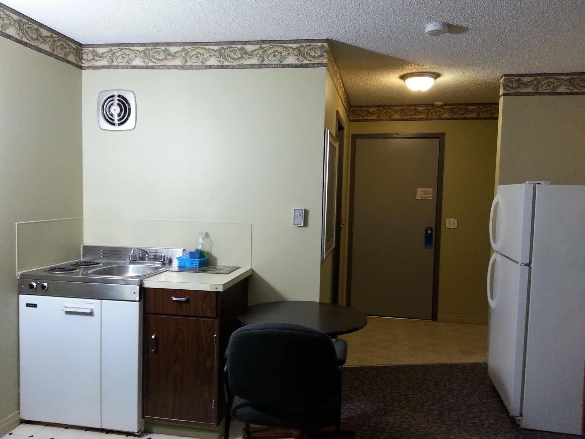 Ramada By Wyndham Dawson Creek Hotel Bagian luar foto