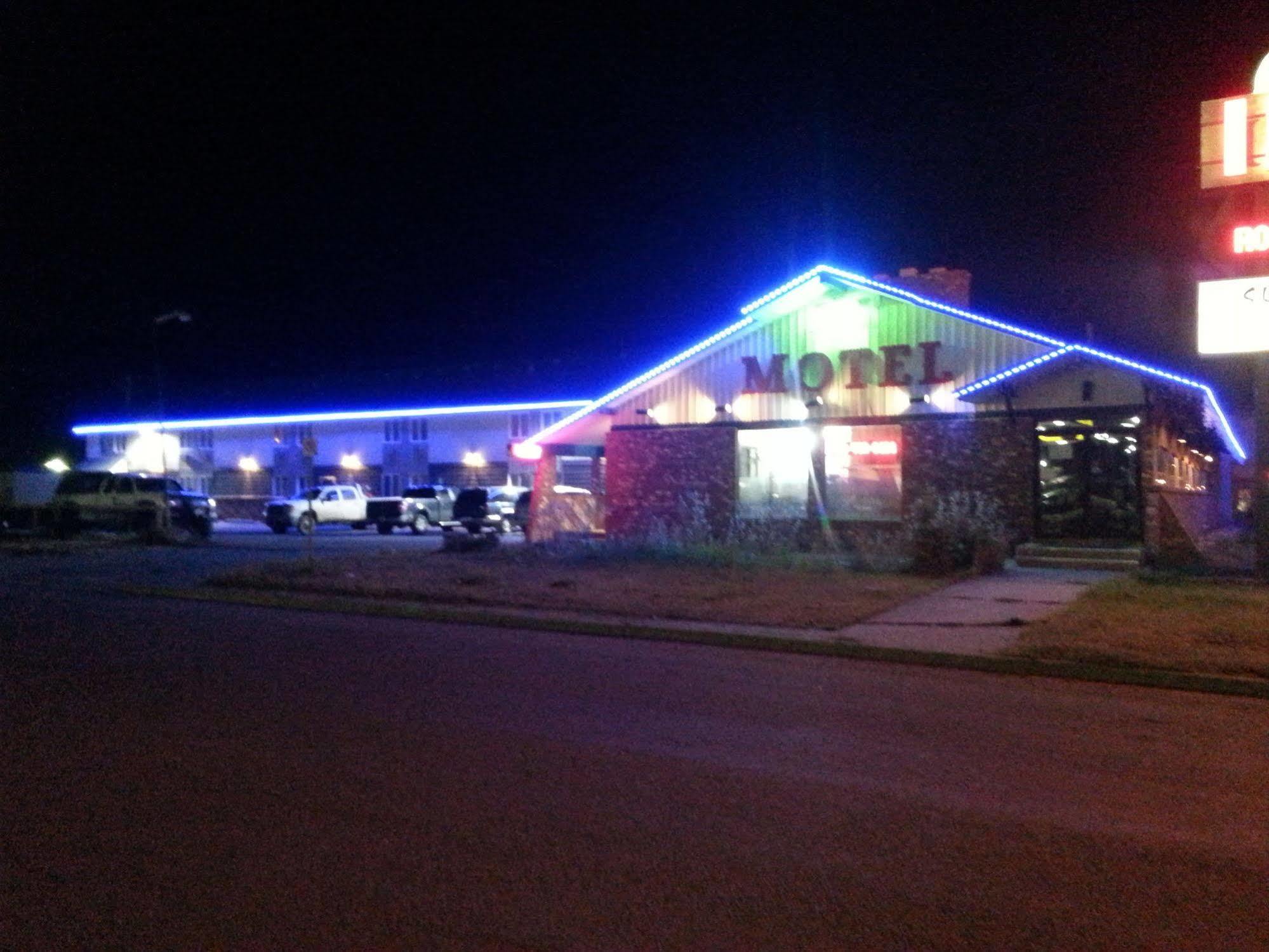 Ramada By Wyndham Dawson Creek Hotel Bagian luar foto